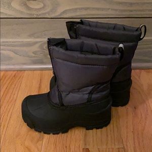 Snow boots